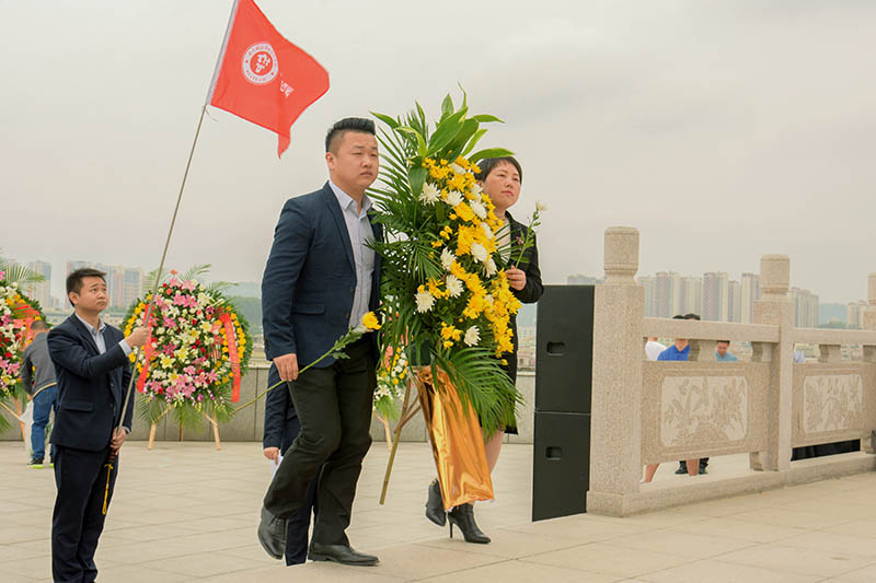 博天國際清明祭掃烈士陵墓！